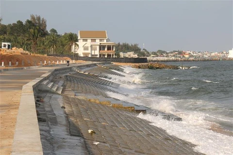 Tuyến kè chống xâm thực, góp phần giảm thiểu tình trạng xói lở bờ biển ở xã Tiến Thành, thành phố Phan Thiết (Bình Thuận). (Ảnh: Nguyễn Thanh/TTXVN)