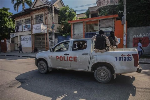 Cảnh sát có vũ trang Haiti tuần tra trên đường phố Port-au-Prince, ngày 18/10/2021. (Ảnh: AFP/TTXVN)