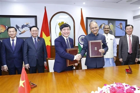 Chủ tịch Quốc hội Vương Đình Huệ và Chủ tịch Hạ viện Ấn Độ Om Birla chứng kiến lễ ký. (Ảnh: Doãn Tấn/TTXVN)