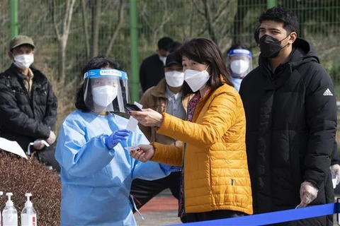 Hướng dẫn người dân tại một điểm xét nghiệm COVID-19 ở Hwaseong, tỉnh Gyeonggi (Hàn Quốc). (Ảnh: THX/TTXVN)