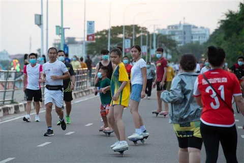 Người dân tập thể dục tại Vientiane (Lào), ngày 5/7/2021. (Ảnh: THX/TTXVN)
