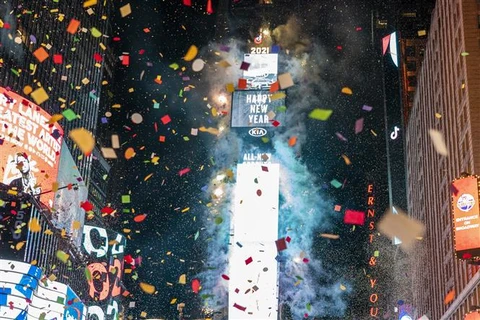 Thời khắc giao thừa trên Quảng trường Thời đại ở New York (Mỹ), ngày 1/1/2021. (Ảnh: AFP/TTXVN)