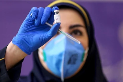 Nhân viên y tế chuẩn bị tiêm thử nghiệm vaccine ngừa COVID-19 do Iran tự sản xuất tại bệnh viện ở Tehran, hồi tháng 3/2021. (Ảnh: AFP/TTXVN)