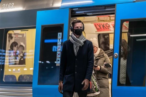 Hành khách di chuyển bằng tàu điện ngầm ở Stockholm (Thụy Điển). (Ảnh: THX/TTXVN)