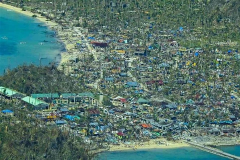 Cảnh tan hoang sau bão Rai tại tỉnh Surigao del Norte (Philippines), ngày 17/12/2021. (Ảnh: THX/TTXVN)