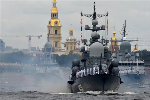 Các tàu chiến tham gia lễ duyệt binh kỷ niệm Ngày Hải quân Nga tại St. Petersburg, ngày 25/7/2021. (Ảnh: AFP/TTXVN)