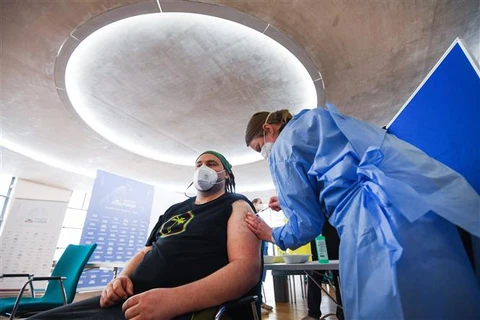 Tiêm vaccine ngừa COVID-19 tại Cologne (Đức). (Ảnh: AFP/TTXVN)