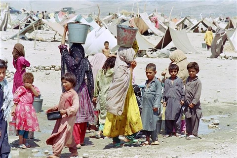 Phụ nữ và trẻ em tại một trại tị nạn ở Jalalabad (Afghanistan). (Ảnh: AFP/TTXVN)