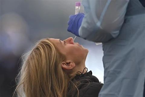 Nhân viên y tế lấy mẫu xét nghiệm COVID-19 cho người dân tại Sydney (Australia). (Ảnh: AFP/TTXVN)
