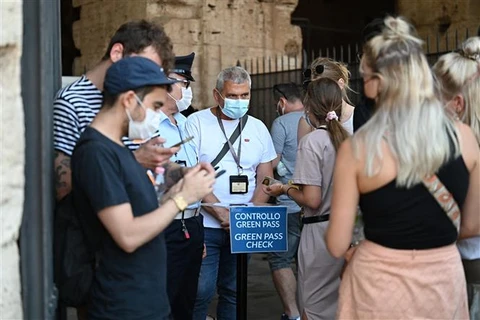 Nhân viên an ninh kiểm tra "thẻ xanh COVID-19" của khách tham quan tại Rome (Italy), ngày 6/8/2021. (Ảnh: AFP/TTXVN)