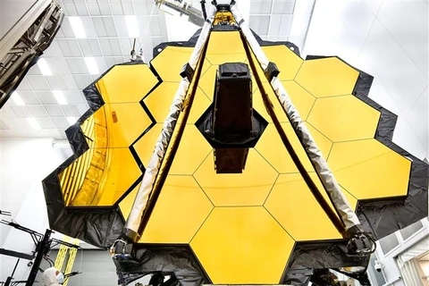 Kính thiên văn không gian lớn nhất thế giới James Webb được thử nghiệm tại Trung tâm vũ trụ Johnson của NASA ở Houston, Texas (Mỹ), ngày 16/5/2017. (Ảnh: AFP/TTXVN)