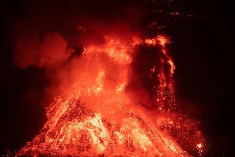 Núi lửa Cumbre Vieja ở đảo La Palma của Tây Ban Nha phun trào ngày 29/9/2021. (Ảnh: THX/TTXVN)