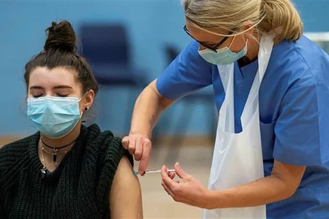 Nhân viên y tế tiêm vaccine phòng COVID-19 ở phía Bắc London (Anh) ngày 25/6/2021. (Ảnh: Getty Images/TTXVN)