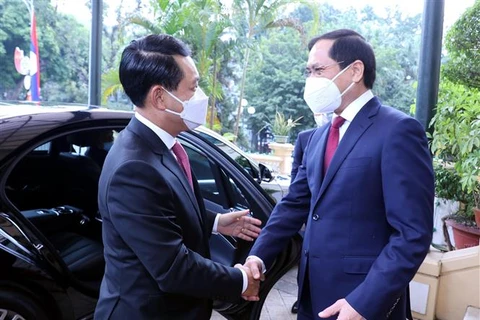 Bộ trưởng Ngoại giao Bùi Thanh Sơn đón Bộ trưởng Ngoại giao Lào Saleumsay Kommasith. (Ảnh: Lâm Khánh/TTXVN)