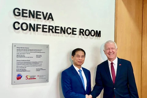 Đại sứ Ivo Sieber (phải) và Bộ trưởng Ngoại giao Bùi Thanh Sơn tại Phòng Hội thảo Geneva - được khánh thành tại Học viện Ngoại giao Việt Nam nhân dịp hai nước kỷ niệm 50 năm quan hệ ngoại giao, ngày 24/11/2021. (Ảnh: Vietnam+)