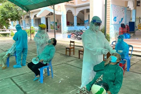 Lực lượng y tế xét nghiệm sàng lọc COVID-19 cho người dân thành phố Vĩnh Long. (Ảnh: Lê Thúy Hằng/TTXVN)