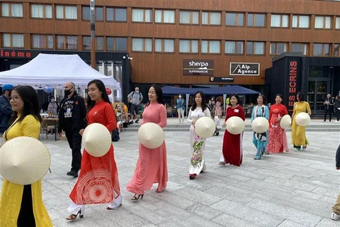 Trình diễn nón và áo dài truyền thống tại Festival du Vietnam 2021 ở trung tâm thị trấn La Plagne Tarentaise, miền Đông Nam nước Pháp hồi tháng 7/2021. (Ảnh: Thu Hà/TTXVN)