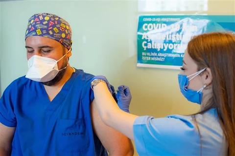 Một nhân viên y tế được tiêm vaccine ngừa COVID-19 tại Istanbul (Thổ Nhĩ Kỳ). (Ảnh: AFP/TTXVN)