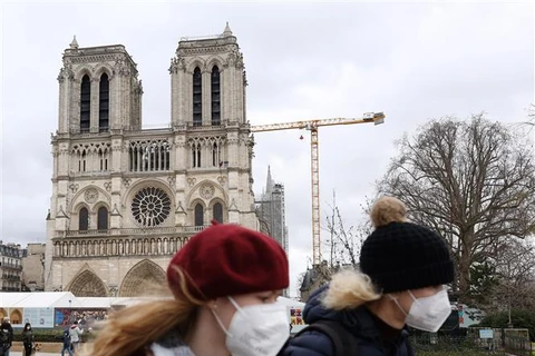 Người dân đeo khẩu trang phòng lây nhiễm COVID-19 tại Paris (Pháp). (Ảnh: THX/TTXVN)