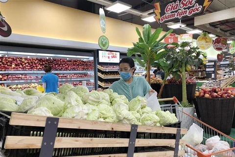 Người dân mua thực phẩm tại một siêu thị ở Thành phố Hồ Chí Minh. (Ảnh: Mỹ Phương/TTXVN)