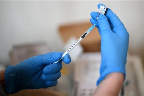 Chuyên gia Philippines khuyến khích tất cả mọi người tiêm vaccine chống lại COVID-19 và tiêm các mũi tăng cường sau các mũi tiêm tiêu chuẩn. (Ảnh: AFP/TTXVN)