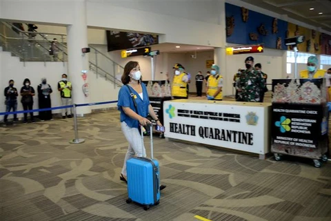 Khu vực kiểm tra y tế tại sân bay quốc tế ở Tuban trên đảo Bali của Indonesia, ngày 14/10/2021. (Ảnh: AFP/TTXVN)