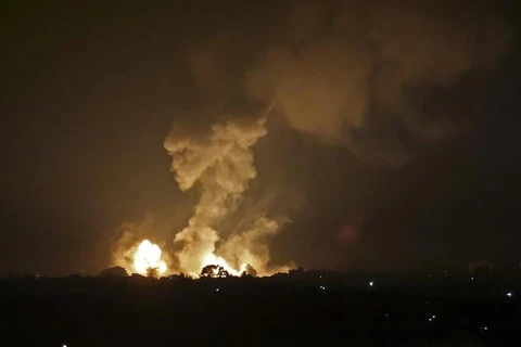 Khói lửa bốc lên sau vụ không kích xuống khu vực Khan Yunis ở Dải Gaza, ngày 2/1/2022. (Ảnh: AFP/TTXVN)