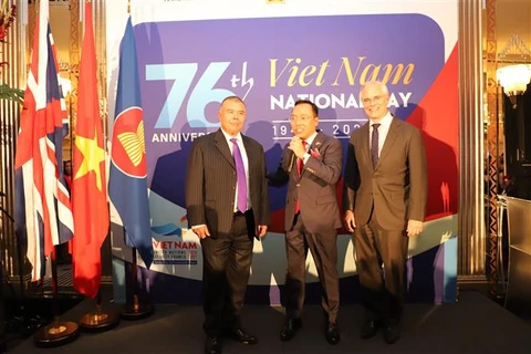 Giáo sư Jonathan Van Tam (ngoài cùng bên trái) - Phó Giám đốc y tế vùng England tại Lễ kỷ niệm 76 năm Quốc khánh nước Cộng hòa xã hội chủ nghĩa Việt Nam do Đại sứ quán Việt Nam tại Vương quốc Anh tổ chức, ngày 20/9/2021. (Ảnh: Đình Thư/TTXVN)
