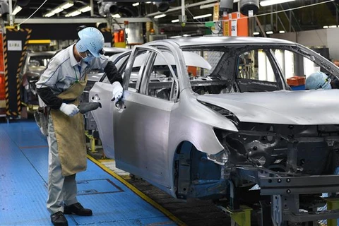 Công nhân làm việc tại một nhà máy sản xuất ôtô ở tỉnh Aichi (Nhật Bản). (Ảnh: AFP/TTXVN)