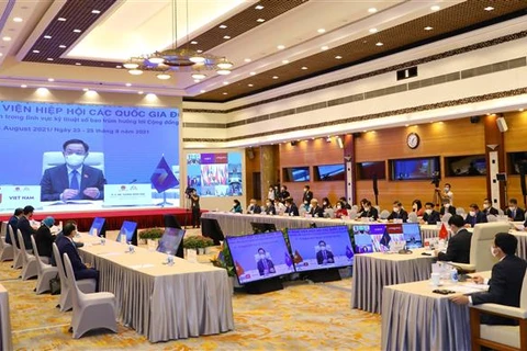 Chủ tịch Quốc hội Vương Đình Huệ với các thành viên Đoàn đại biểu cấp cao Quốc hội Việt Nam dự họp Phiên toàn thể thứ hai AIPA-42, hồi tháng 8/2021. (Ảnh: Nguyễn Điệp/TTXVN)