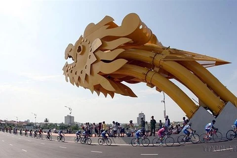 Các vận động viên dự Cuộc đua xe đạp toàn quốc tranh Cúp Truyền hình Thành phố Hồ Chí Minh lần thứ 25 trong chặng thi đấu vòng thành phố Đà Nẵng. (Ảnh: Quang Nhựt/TTXVN)