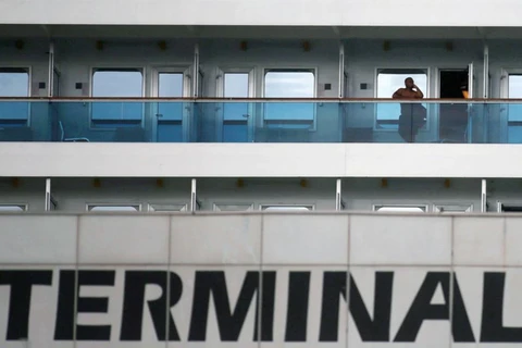 Một hành khách bên lan can tàu du lịch Costa Fascinosa tại cảng Santos, bang Sao Paulo (Brazil), ngày 30/3/2020. (Nguồn: reuters.com)