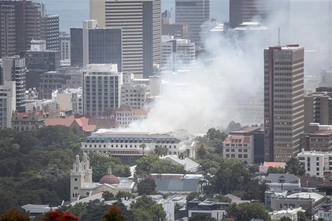 Khói bốc lên từ hiện trường vụ hỏa hoạn tại khu phức hợp tòa nhà Quốc hội Nam Phi ở thành phố Cape Town, ngày 2/1/2022. (Ảnh: THX/TTXVN)