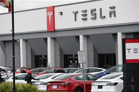 Một cửa hàng của hãng Tesla tại Burbank, California (Mỹ). (Ảnh: AFP/TTXVN)