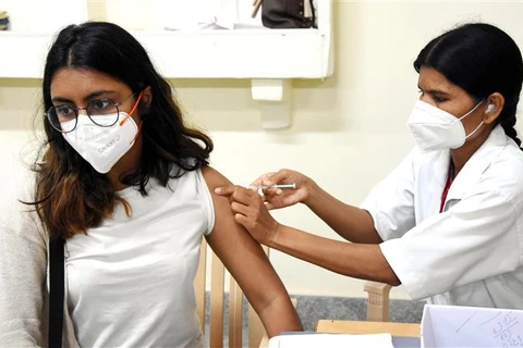 Nhân viên y tế tiêm vaccine ngừa COVID-19 cho người dân tại Bangalore (Ấn Độ). (Ảnh: THX/TTXVN)