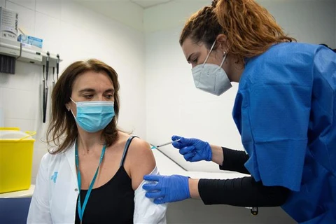 Nhân viên y tế tiêm vaccine phòng dịch COVID-19 tại Barcelona (Tây Ban Nha). (Ảnh: AFP/TTXVN)
