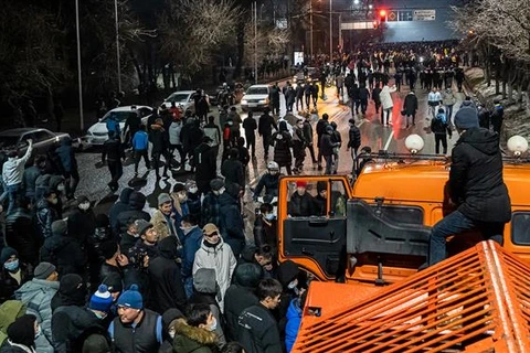 Người biểu tình tập trung tại thành phố Almaty (Kazakhstan) nhằm phản đối việc tăng giá khí đốt, ngày 4/1/2022. (Ảnh: AFP/TTXVN)