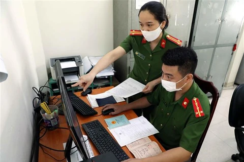 Cán bộ công an xã Kim Chung, huyện Đông Anh (Hà Nội) nhập dữ liệu dân cư vào Hệ thống Cơ sở dữ liệu quốc gia về dân cư. (Ảnh: Phạm Kiên/TTXVN)