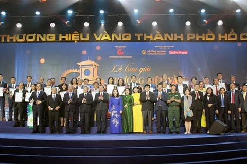 Đại diện 30 "Thương hiệu Vàng Thành phố Hồ Chí Minh" lần thứ 2 năm 2021 được Ủy ban Nhân dân thành phố công nhận và trao giải thưởng. (Ảnh: Mỹ Phương/TTXVN)