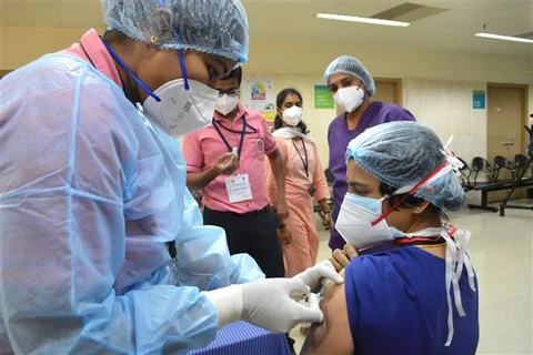 Một nhân viên y tế được tiêm vaccine ngừa COVID-19 tại Bangalore (Ấn Độ). (Ảnh: THX/TTXVN)
