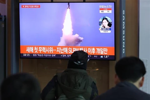 Người dân theo dõi tin tức trên truyền hình về một vụ phóng vật thể bay chưa xác định của Triều Tiên ra biển Nhật Bản, tại nhà ga Seoul (Hàn Quốc) ngày 5/1/2022. (Ảnh: Yonhap/TTXVN)