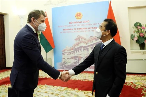 Thứ trưởng Bộ Ngoại giao Tô Anh Dũng đón người đồng cấp Belarus Nikolai Borisevich dự Tham vấn chính trị tại Hà Nội. (Ảnh: Lâm Khánh/TTXVN)
