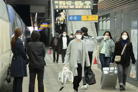 Người dân đeo khẩu trang phòng lây nhiễm COVID-19 tại nhà ga ở Seoul (Hàn Quốc). (Ảnh: THX/TTXVN)