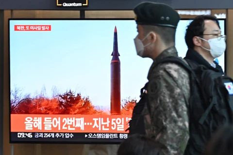 Tin tức về vụ phóng thử tên lửa siêu vượt âm của Triều Tiên được phát trên truyền hình Hàn Quốc, ngày 11/1/2022. (Ảnh: AFP/TTXVN)