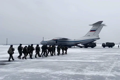 Binh sỹ Nga tham gia lực lượng giữ gìn hoà bình của CSTO chuẩn bị đáp máy bay quân sự tới Kazakhstan, tại sân bay Chkalovsky, ngoại ô Moskva (Nga) hôm 6/1/2022. (Ảnh: THX/TTXVN)