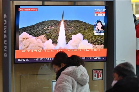 Người dân theo dõi qua truyền hình tại nhà ga Seoul (Hàn Quốc) một vụ phóng thử tên lửa của Triều Tiên, ngày 17/1/2022. (Ảnh: AFP/TTXVN)