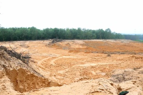 Khu vực bị đào sâu trên phạm vi rộng để lấy đất vận chuyển đi nơi khác bán, tại thôn Chấp Bắc, xã Vĩnh Chấp, huyện Vĩnh Linh (Quảng Trị). (Ảnh: Nguyên Lý/TTXVN)