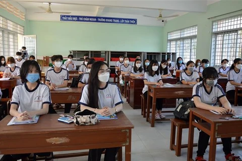 Học sinh lớp 12 Trường Trung học Phổ thông Đỗ Công Tường, thành phố Cao Lãnh (Đồng Tháp) đã đến trường học trực tiếp từ ngày 17/1/2022. (Ảnh: Nhựt An/TTXVN)