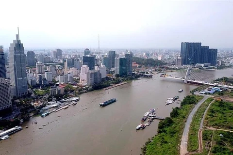 Khu trung tâm Quận 1 (Thành phố Hồ Chí Minh) bên bờ sông Sài Gòn. (Ảnh: Thanh Vũ/TTXVN)