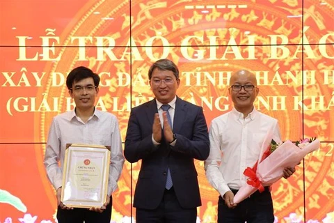 Trao thưởng Giải báo chí về xây dựng Đảng tỉnh Khánh Hòa năm 2021, ngày 14/1/2022. (Ảnh: Tiên Minh/TTXVN)